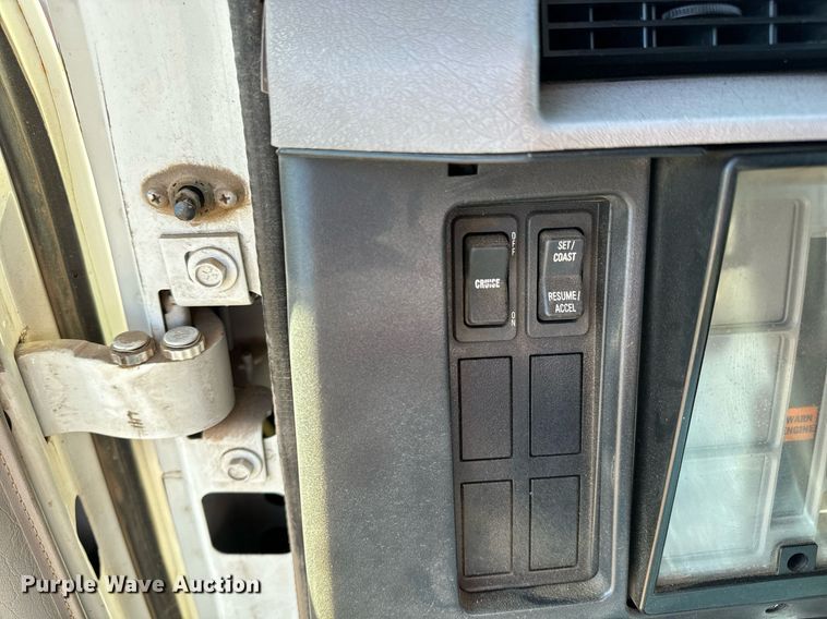 image for item NU9414 1996 International  4900 winch truck