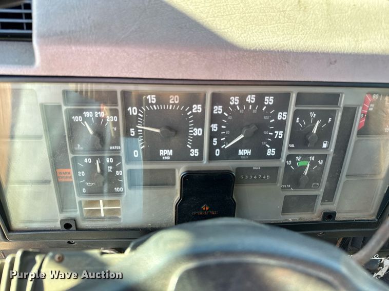 image for item NU9414 1996 International  4900 winch truck