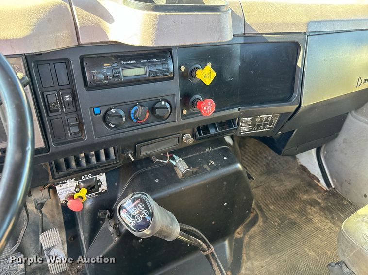 image for item NU9414 1996 International  4900 winch truck