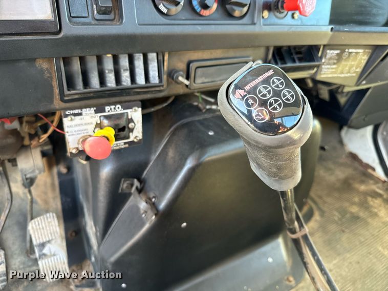 image for item NU9414 1996 International  4900 winch truck