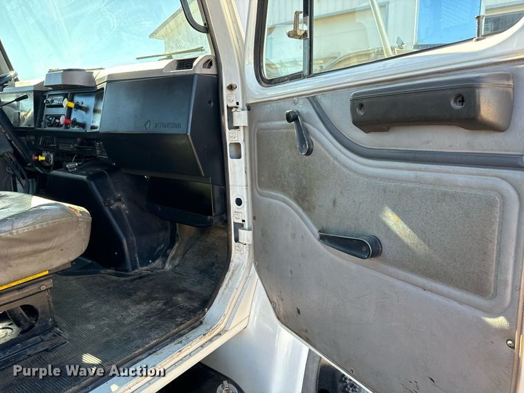 image for item NU9414 1996 International  4900 winch truck