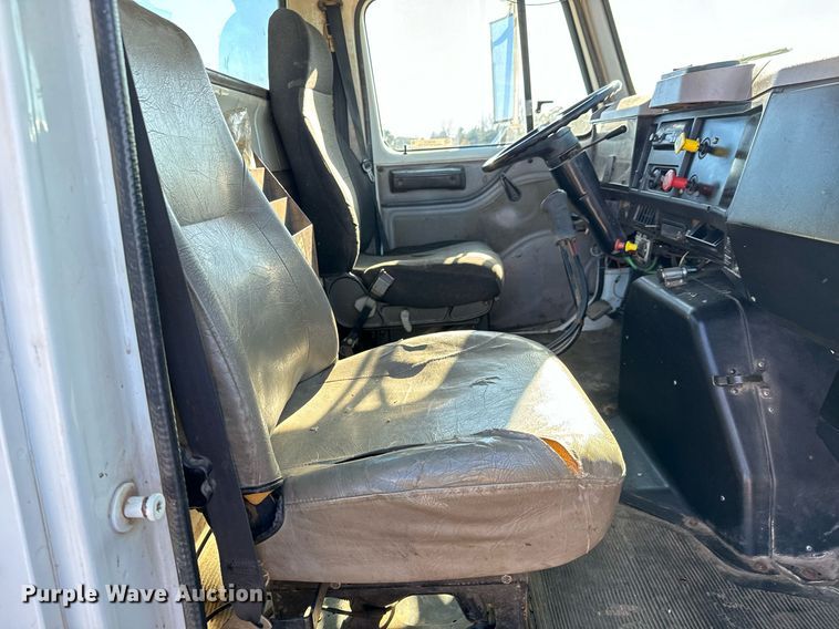 image for item NU9414 1996 International  4900 winch truck