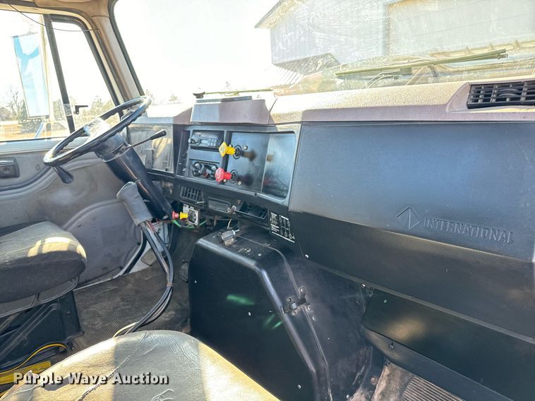 image for item NU9414 1996 International  4900 winch truck