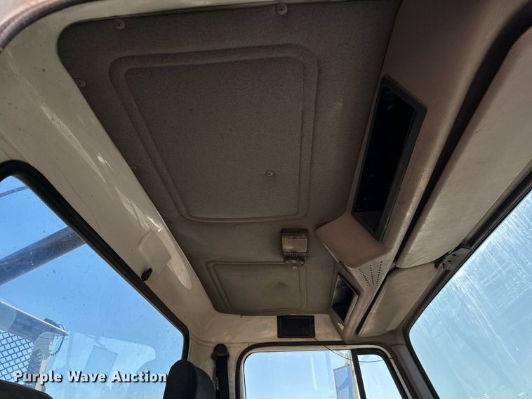 image for item NU9414 1996 International  4900 winch truck