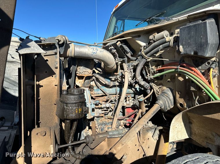 image for item NU9414 1996 International  4900 winch truck