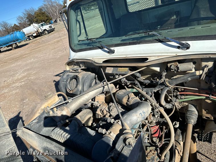 image for item NU9414 1996 International  4900 winch truck