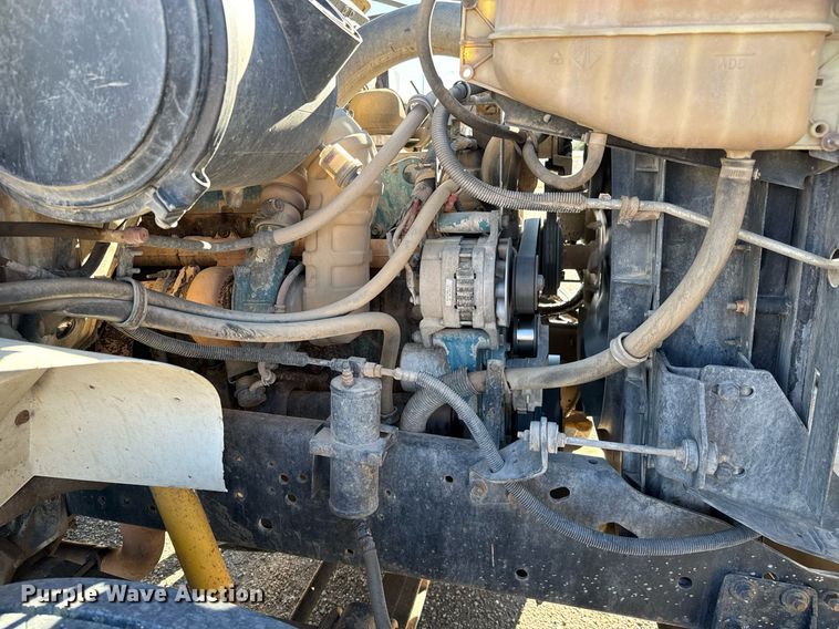 image for item NU9414 1996 International  4900 winch truck