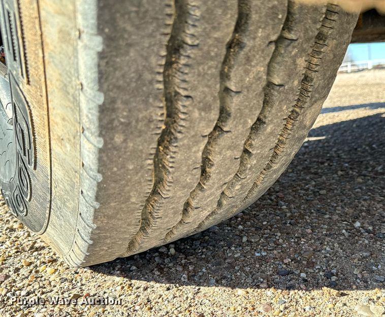 image for item NU9414 1996 International  4900 winch truck