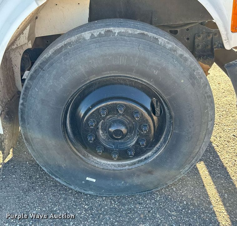 image for item NU9414 1996 International  4900 winch truck