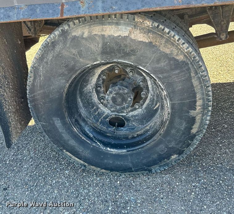 image for item NU9414 1996 International  4900 winch truck