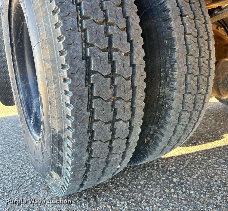 image for item NU9414 1996 International  4900 winch truck