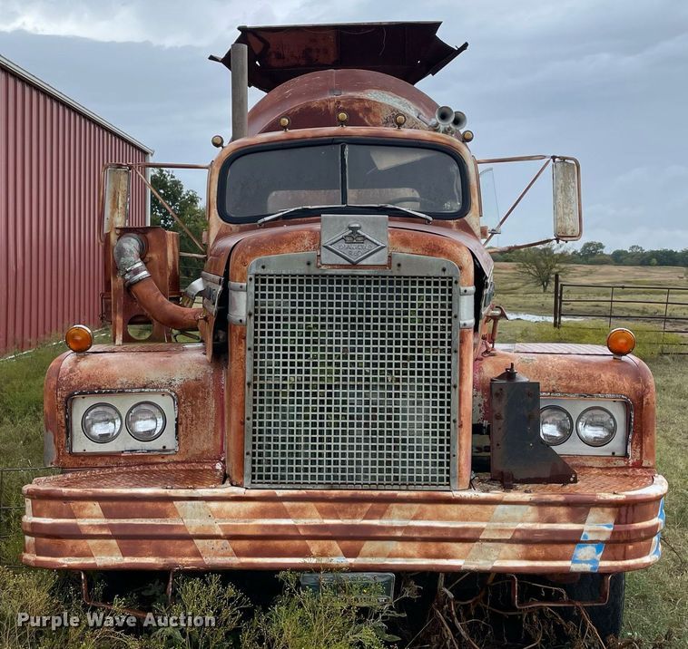 image for item NZ9004 1970 Diamond Reo ready mix truck