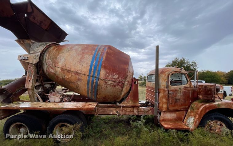 image for item NZ9004 1970 Diamond Reo ready mix truck
