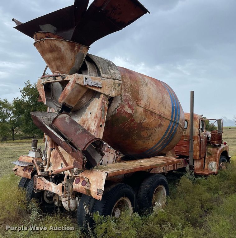 image for item NZ9004 1970 Diamond Reo ready mix truck