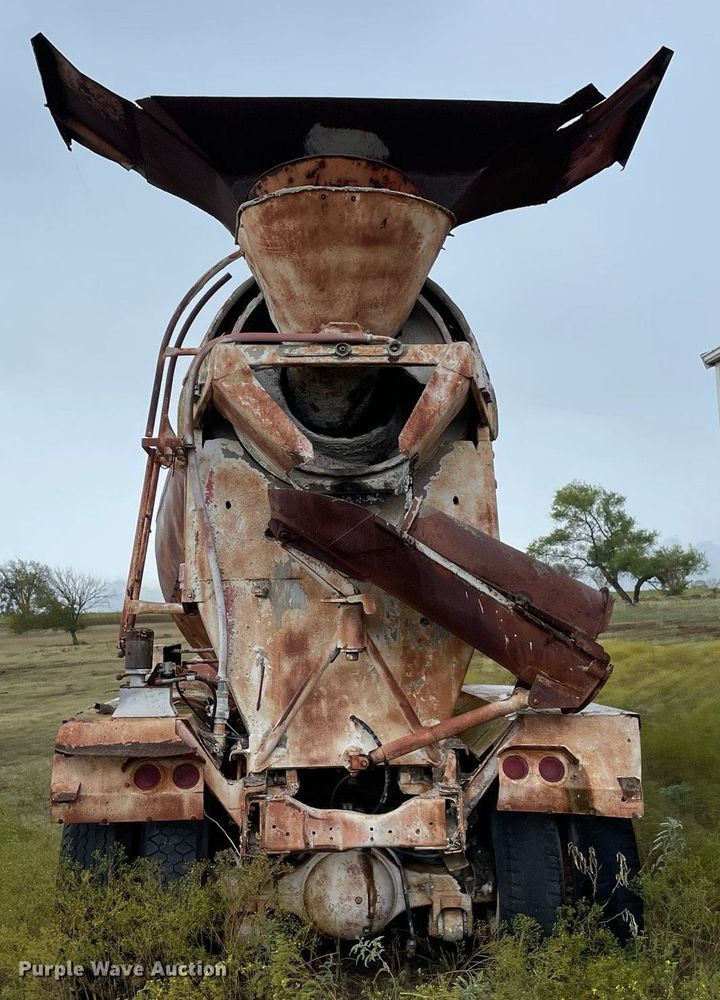 image for item NZ9004 1970 Diamond Reo ready mix truck