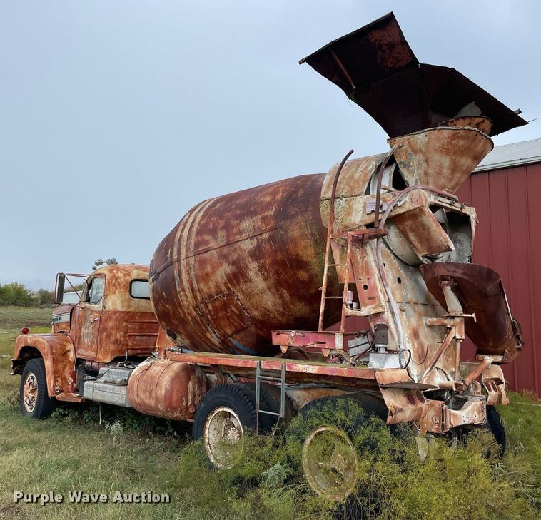 image for item NZ9004 1970 Diamond Reo ready mix truck