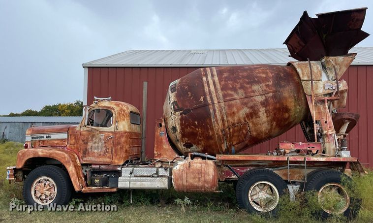 image for item NZ9004 1970 Diamond Reo ready mix truck
