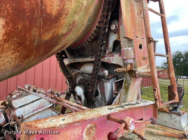 image for item NZ9004 1970 Diamond Reo ready mix truck