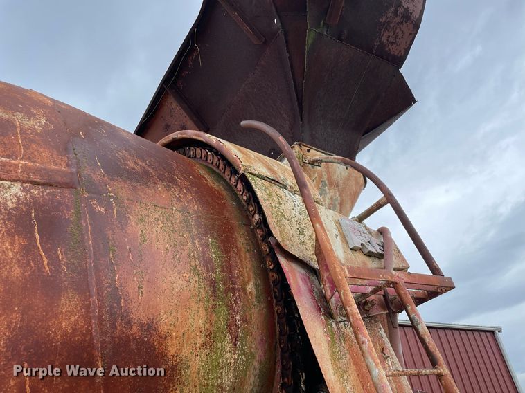 image for item NZ9004 1970 Diamond Reo ready mix truck