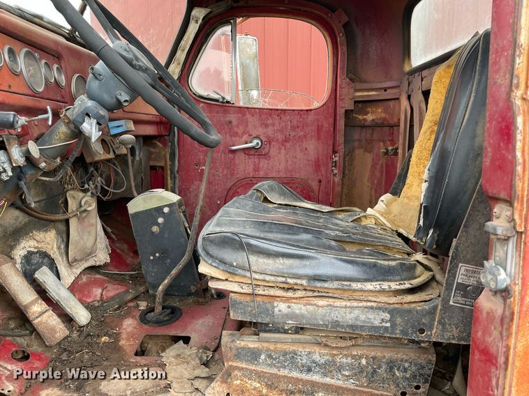 image for item NZ9004 1970 Diamond Reo ready mix truck