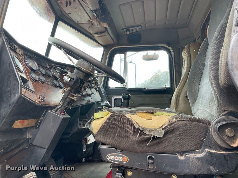 image for item NZ9007 1994 Peterbilt 378 dump truck