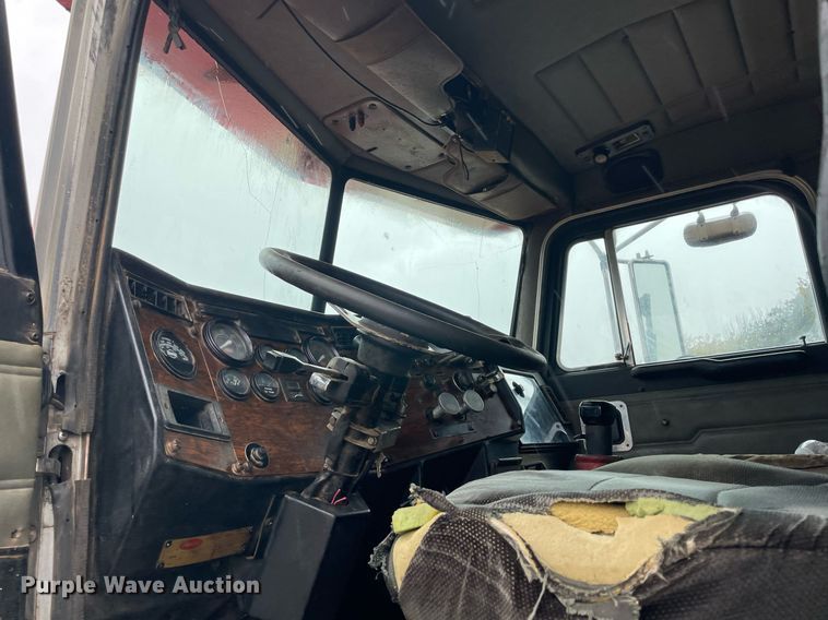 image for item NZ9007 1994 Peterbilt 378 dump truck