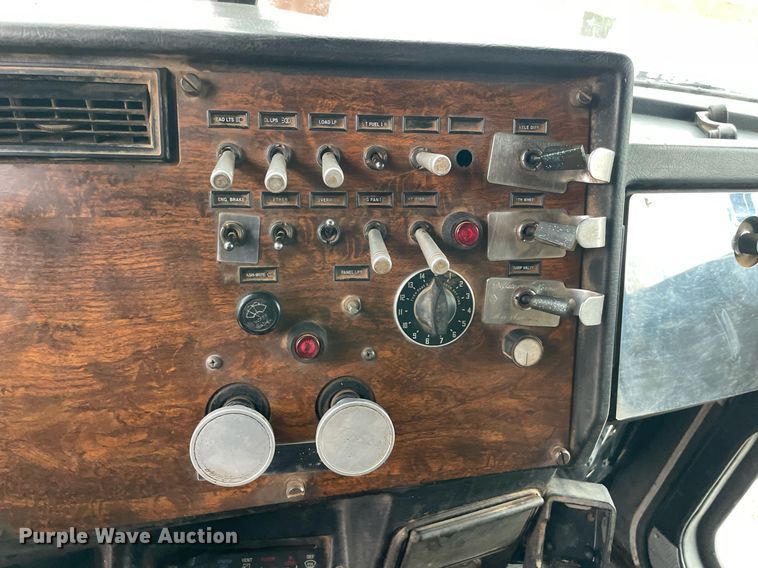 image for item NZ9007 1994 Peterbilt 378 dump truck