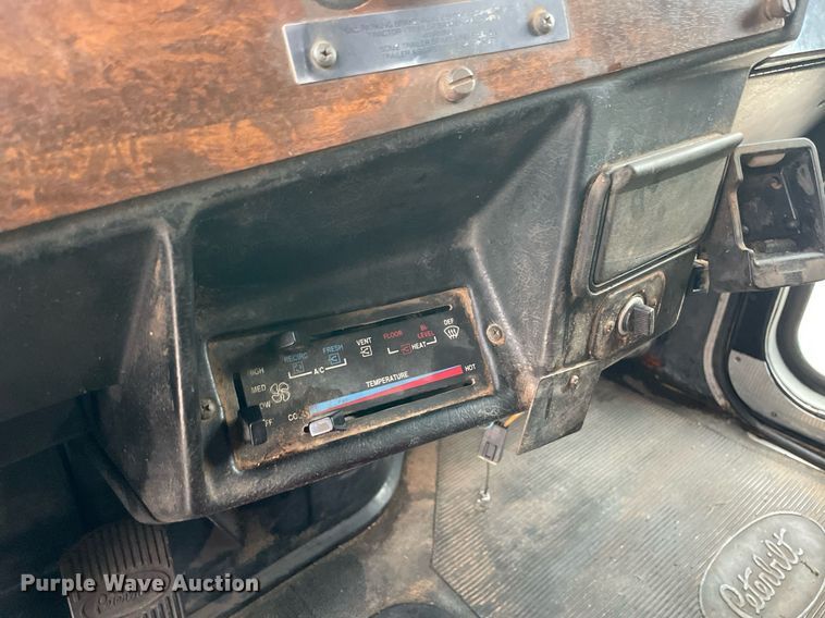 image for item NZ9007 1994 Peterbilt 378 dump truck