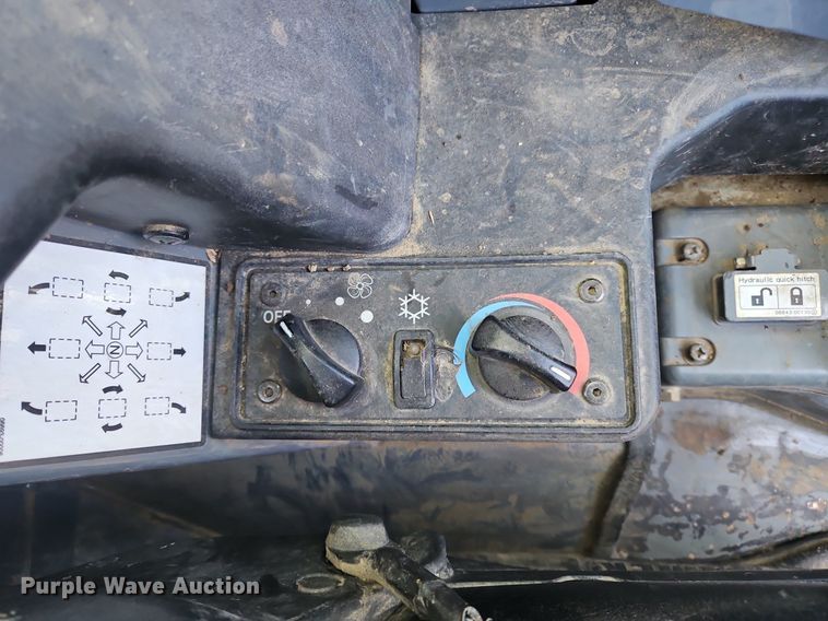 image for item NZ9152 2019 Takeuchi TL8 tracked skid steer loader