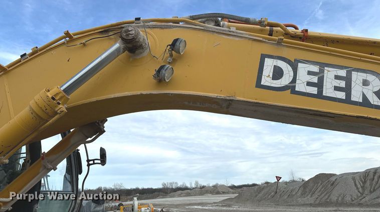 image for item OJ9435 2005 John Deere 450C LC excavator