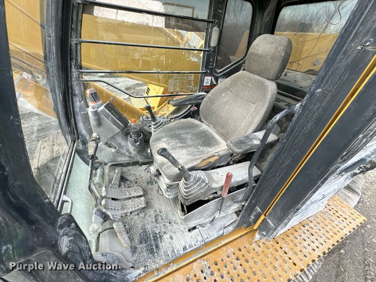 image for item OJ9435 2005 John Deere 450C LC excavator