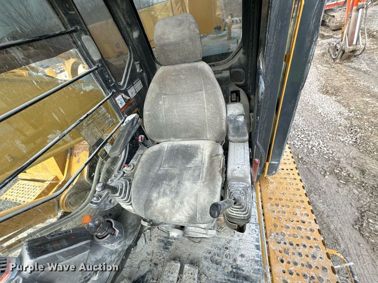 image for item OJ9435 2005 John Deere 450C LC excavator