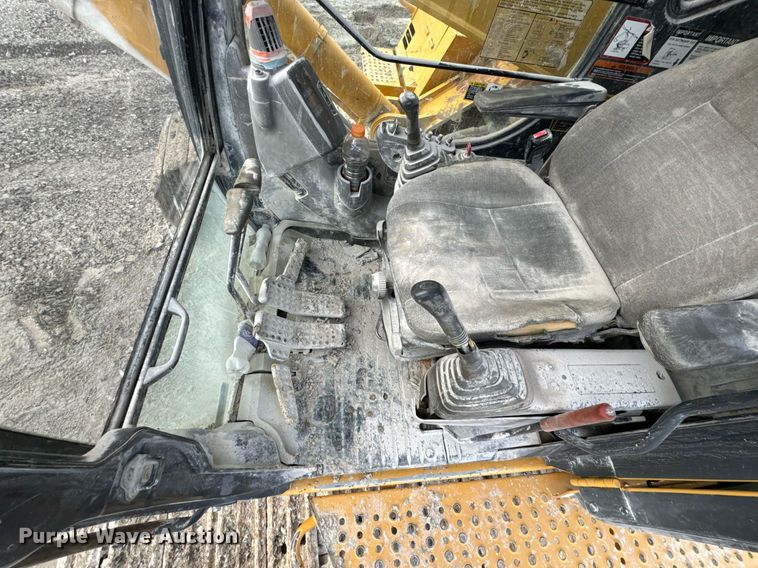 image for item OJ9435 2005 John Deere 450C LC excavator