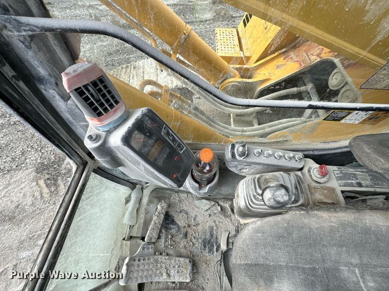image for item OJ9435 2005 John Deere 450C LC excavator