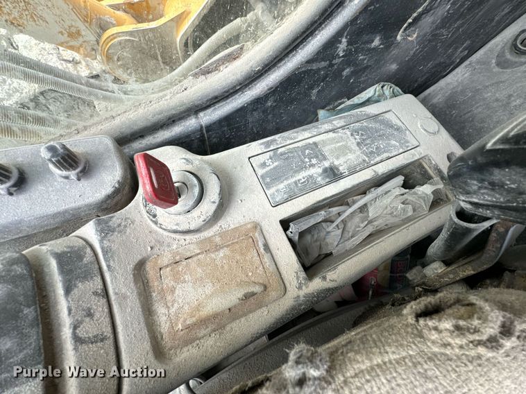 image for item OJ9435 2005 John Deere 450C LC excavator