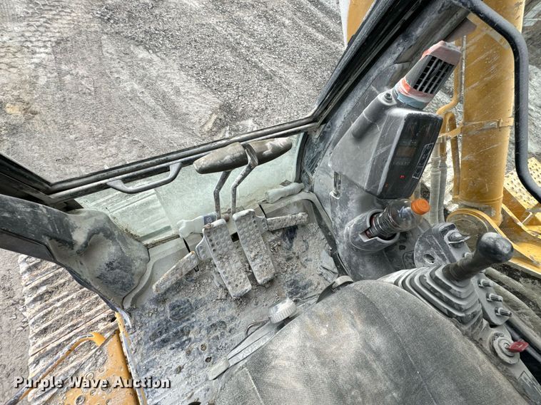 image for item OJ9435 2005 John Deere 450C LC excavator