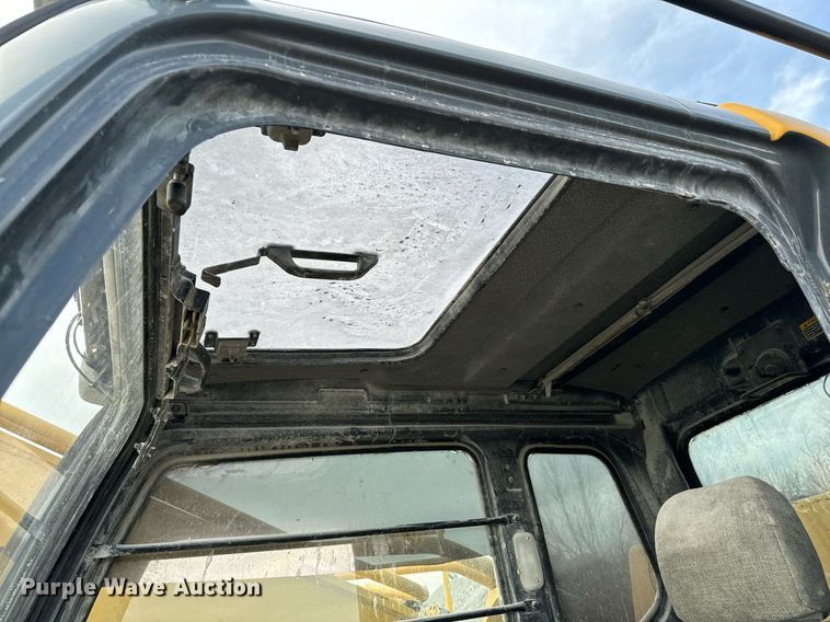 image for item OJ9435 2005 John Deere 450C LC excavator