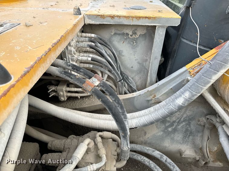 image for item OJ9435 2005 John Deere 450C LC excavator