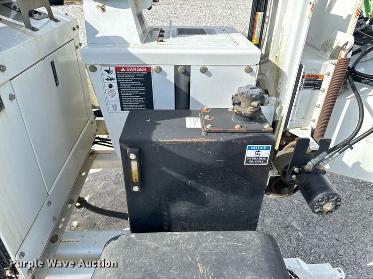 image for item OJ9476 2014 Altec CFD1217 wood chipper