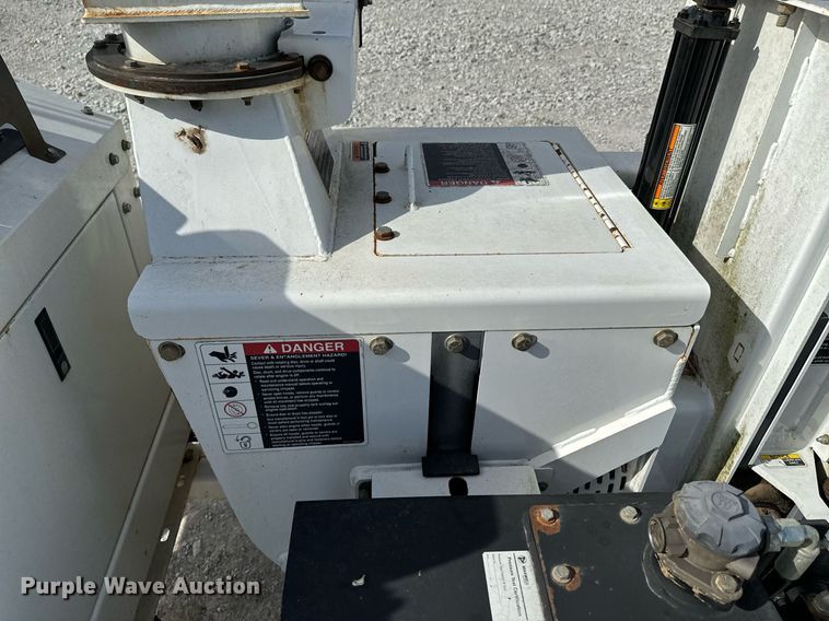 image for item OJ9476 2014 Altec CFD1217 wood chipper