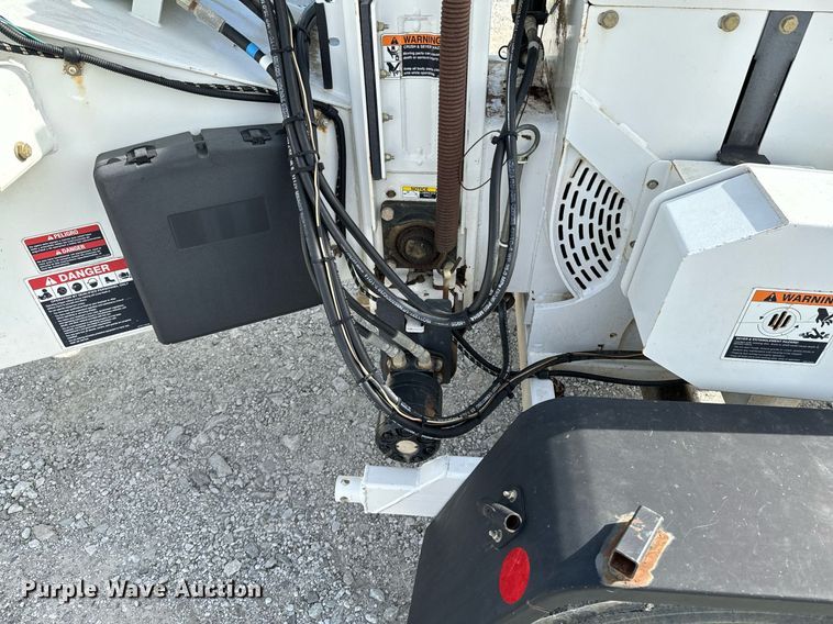 image for item OJ9476 2014 Altec CFD1217 wood chipper