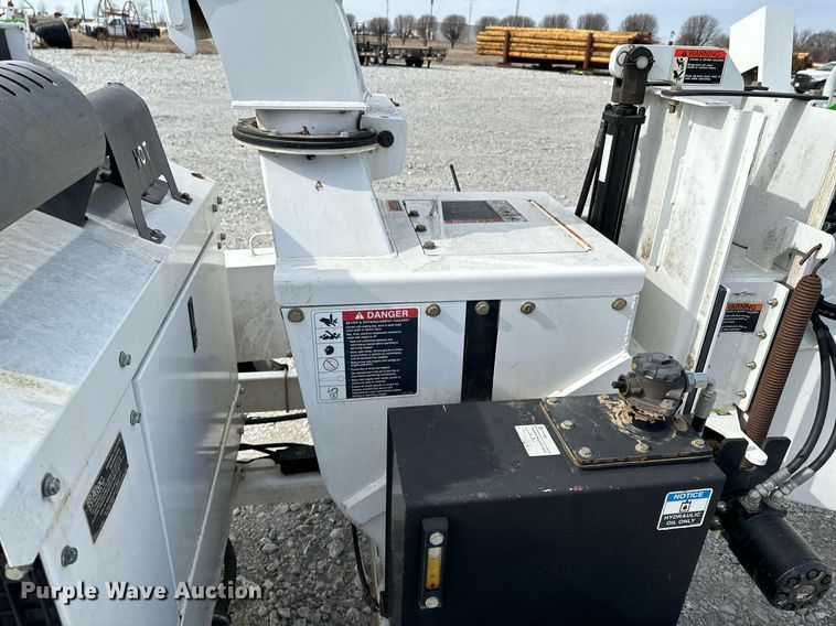 image for item OJ9477 2013 Altec CFD1217 wood chipper