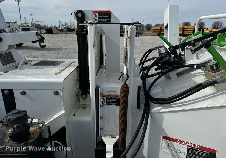 image for item OJ9477 2013 Altec CFD1217 wood chipper