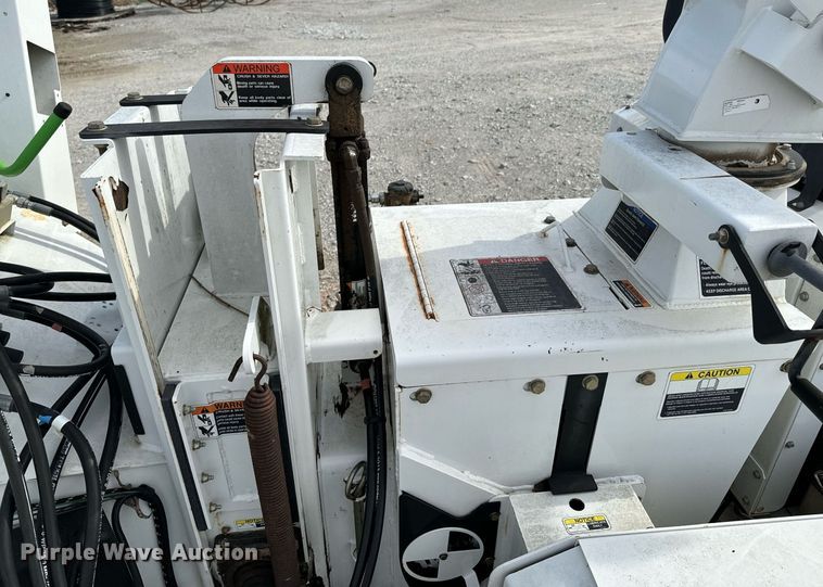 image for item OJ9477 2013 Altec CFD1217 wood chipper