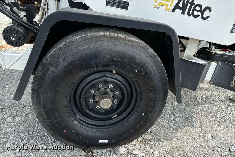 image for item OJ9477 2013 Altec CFD1217 wood chipper