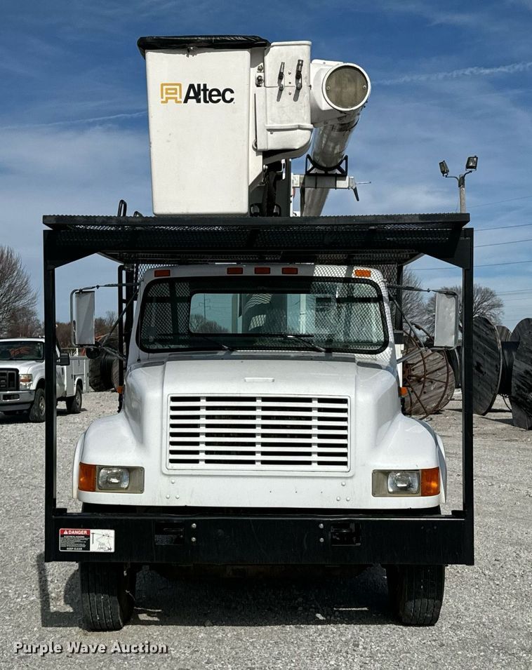 image for item OJ9482 2001 International   4700 bucket truck