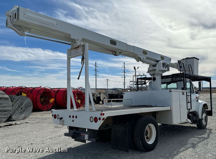 image for item OJ9482 2001 International   4700 bucket truck