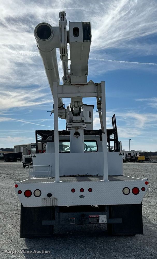 image for item OJ9482 2001 International   4700 bucket truck