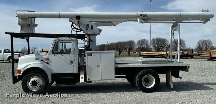 image for item OJ9482 2001 International   4700 bucket truck