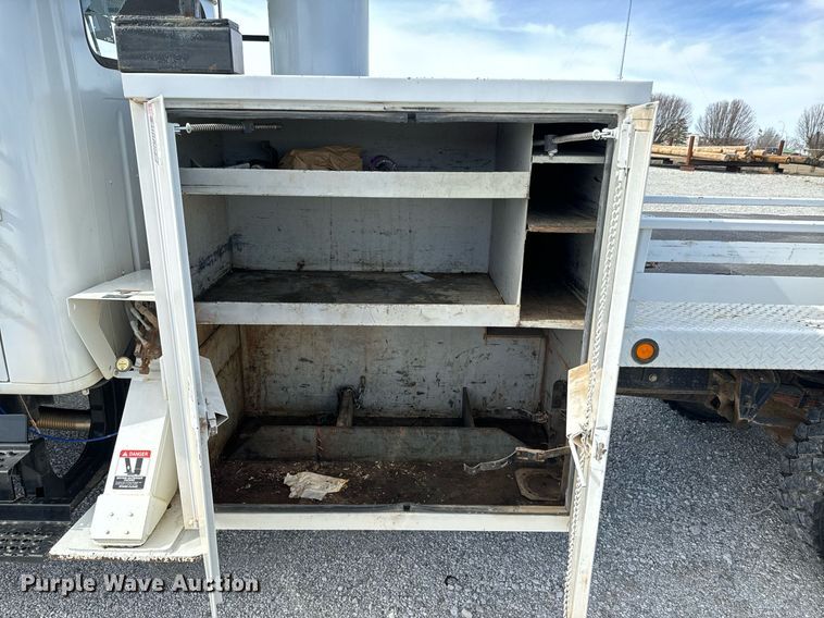 image for item OJ9482 2001 International   4700 bucket truck